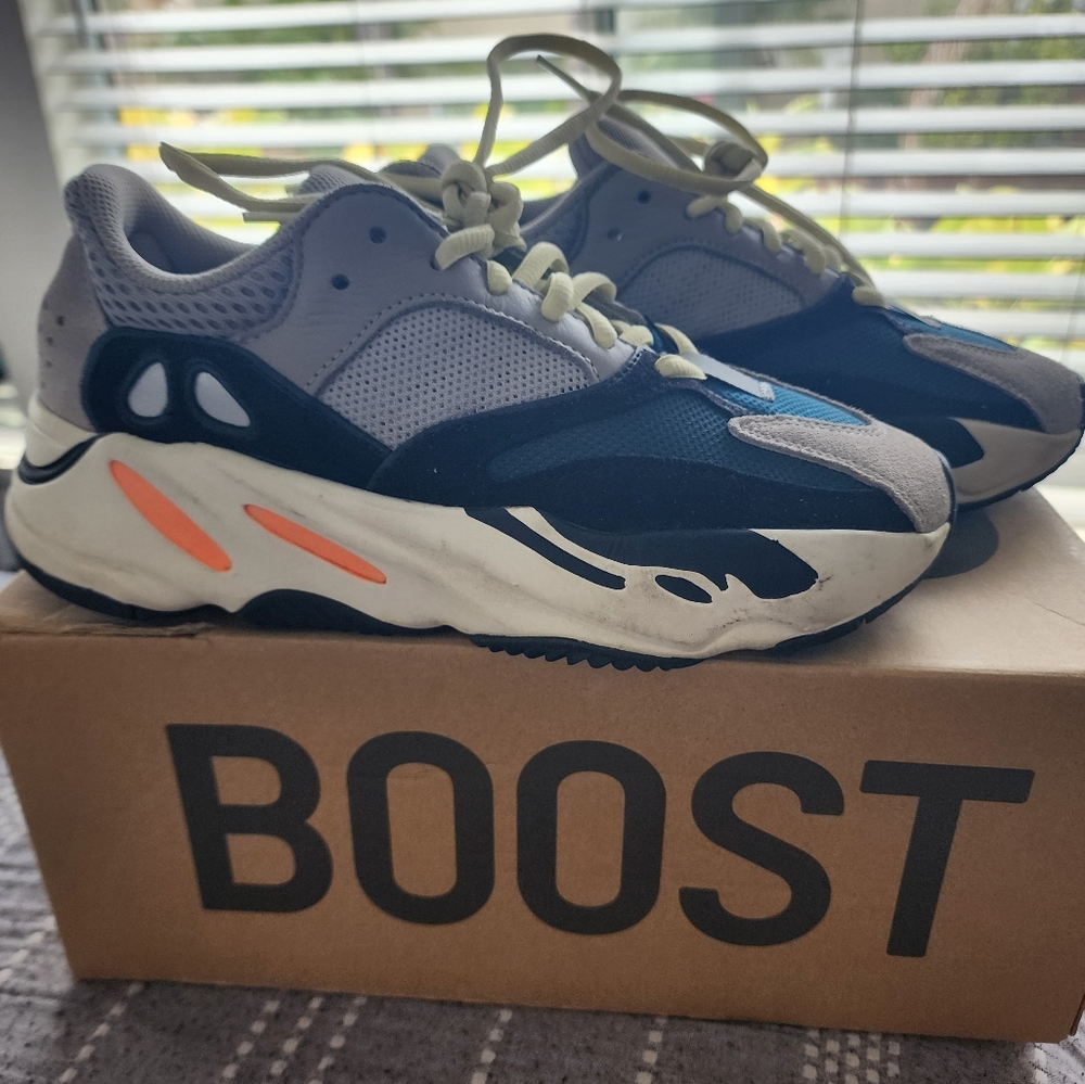 Womens Yeezy Boost 700